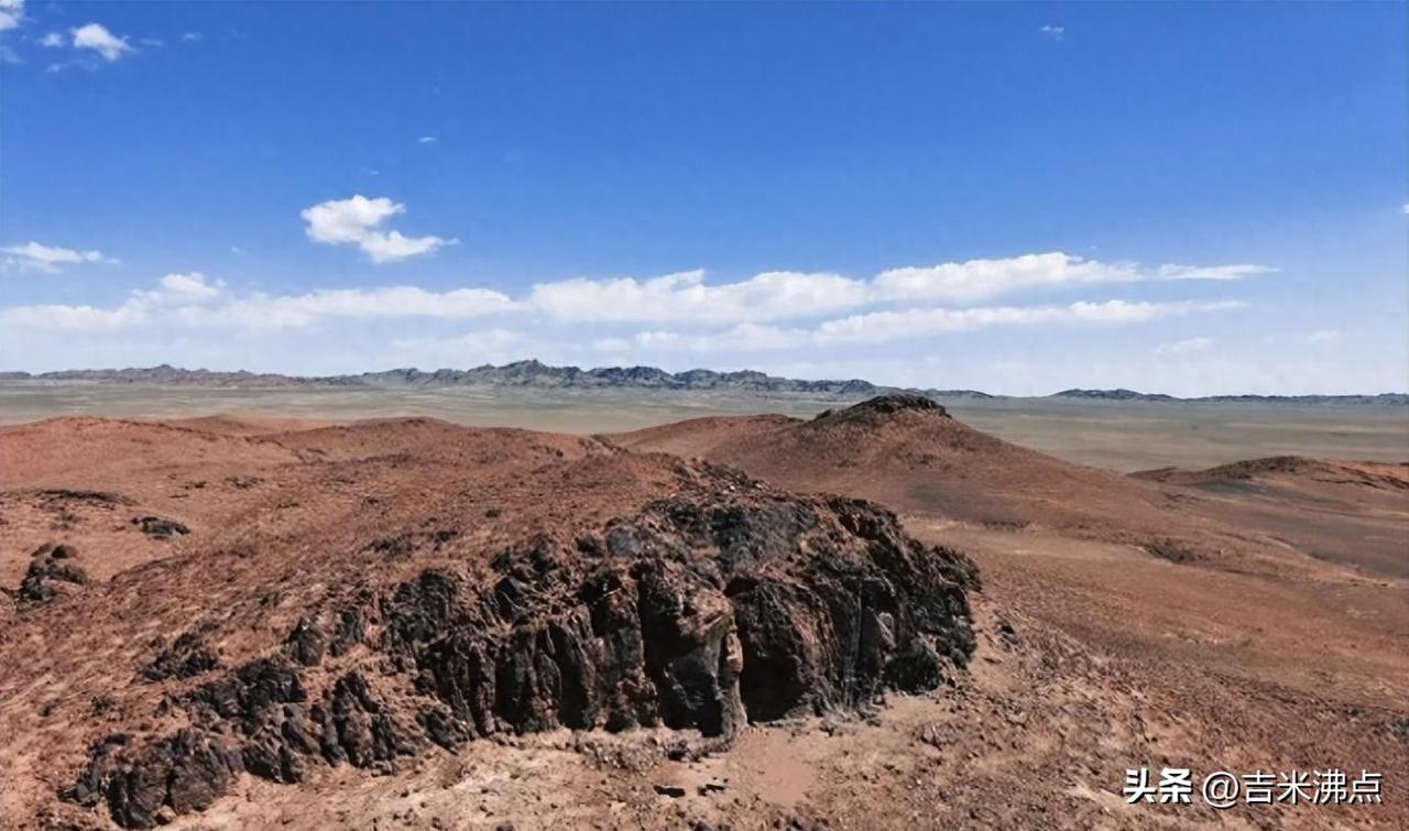 风沙里的字，专家跪了，千年谜题破了
前两天看条新闻，说蒙古国那边下大雨，冲出了一