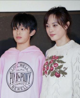 孙俪儿子等等简直就是“男版孙俪”‌，五官、神态、气质高度复刻妈妈，眉眼、鼻梁、下