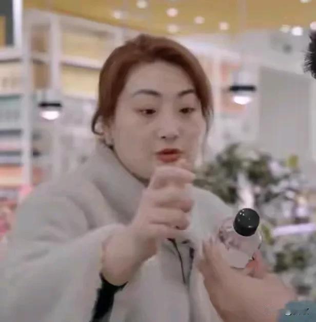 宗馥莉辞职.经销商暂停打款

最近，娃哈哈这个曾经的“饮料大王”似乎遇到了一场“