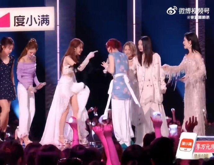 黄灿灿踩到了张月的裙子 三公帮唱现场欢乐不断，黄灿灿上演经典踩裙画面，氛围感轻松