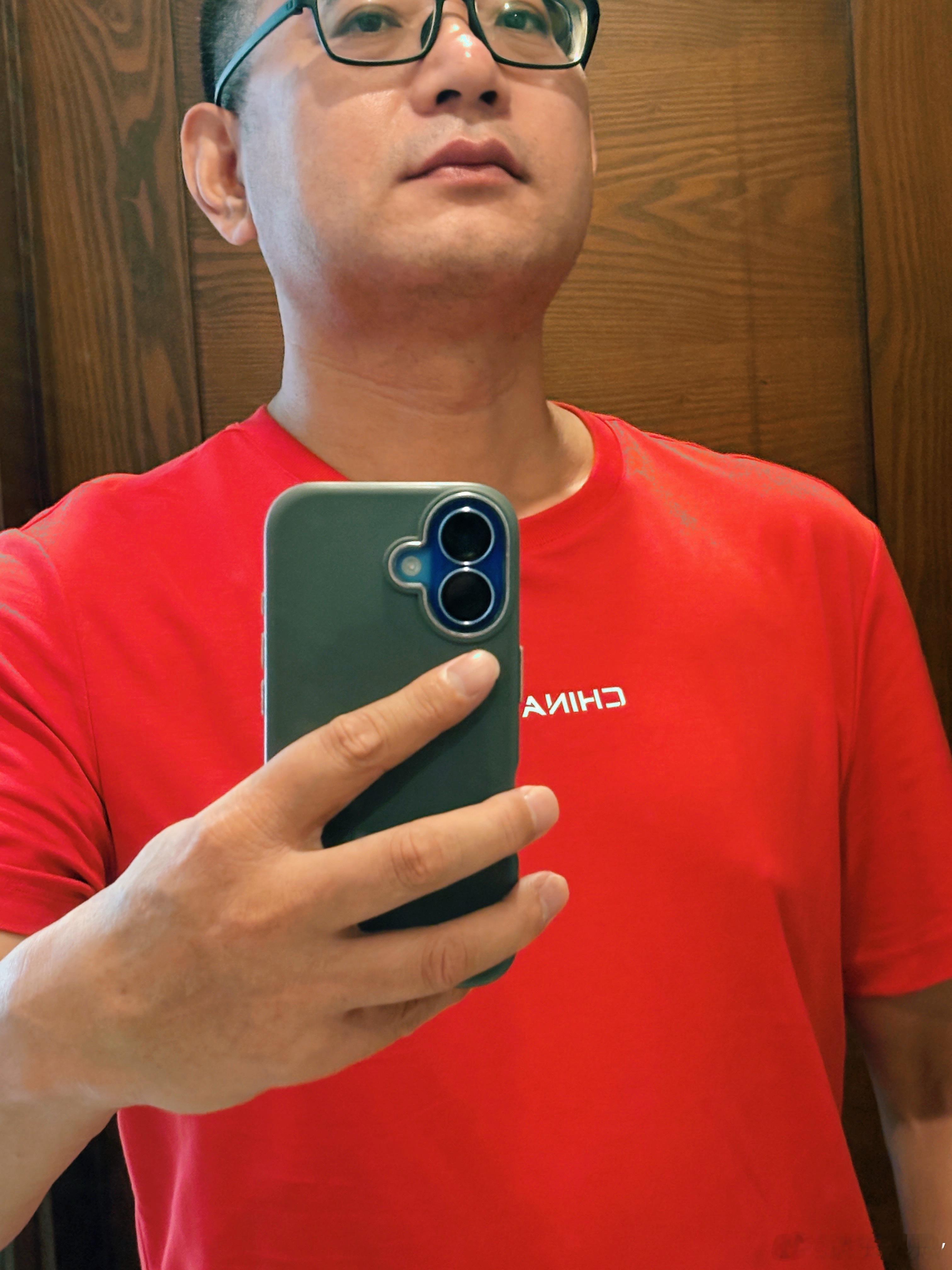 昨天的红衣有效果我决定从今往后周一到周五一身红我要做大A红老头 