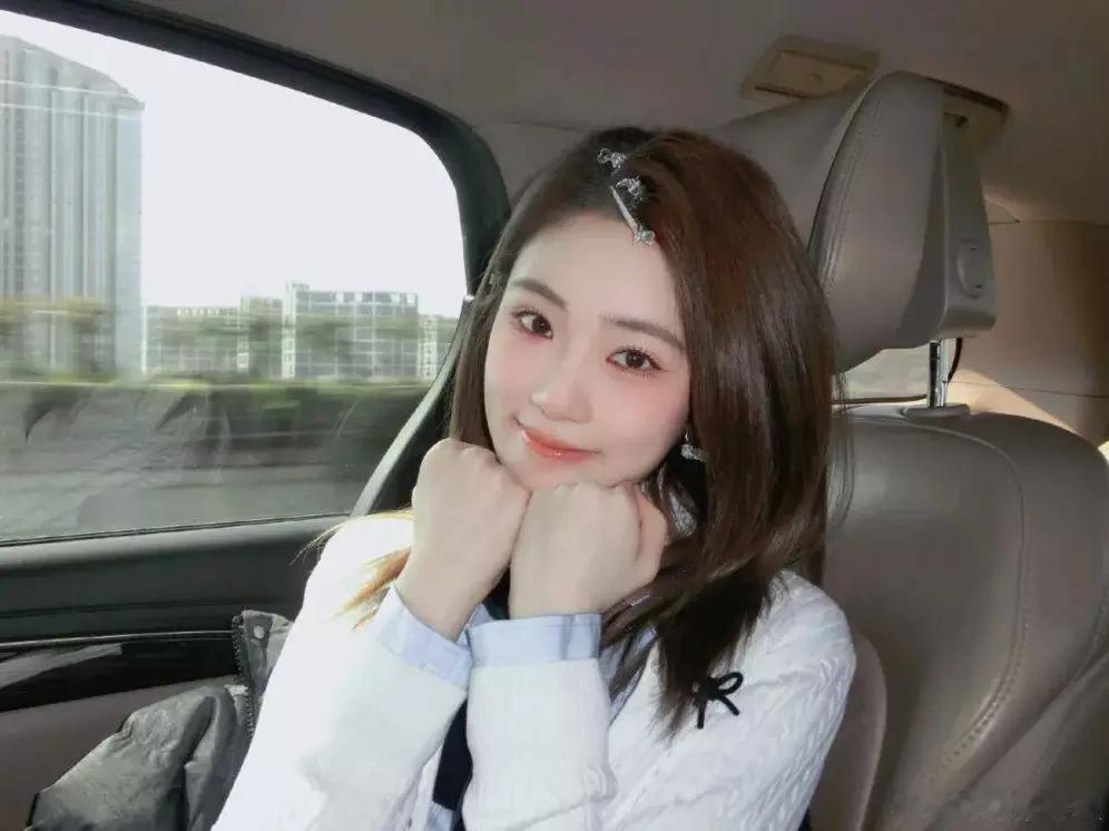 张凯丽女儿张可盈在《无限超越班》拍吻戏闹出不少趣事。4月25日，出道9年、参演2