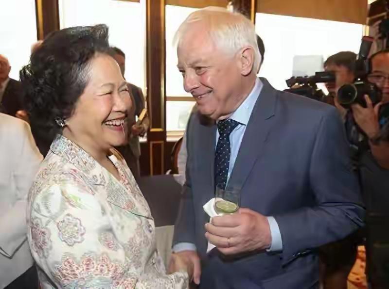 陈方安生为什么还在逍遥法外？
陈方安生是有问题的，是有大问题的。在乱港之前，20
