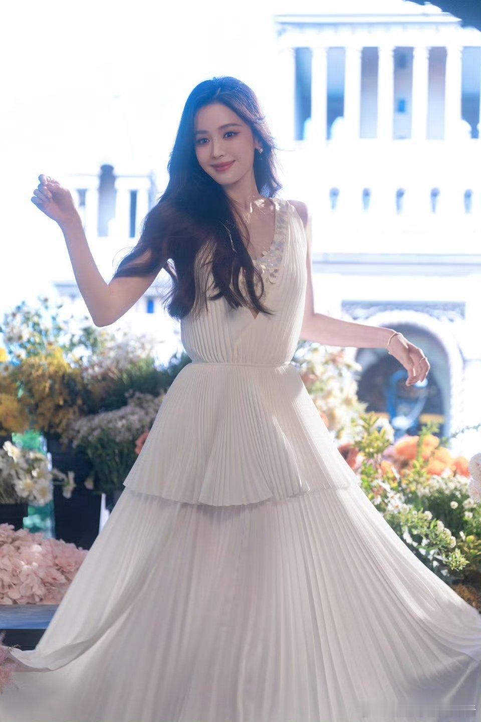 娜扎为情侣提供520新思路 娜扎氛围感温柔出镜，温婉优雅的气质格外吸睛，还贴心带