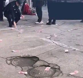 这新闻真是让人又好气又好笑。情侣酒后争吵，这女子直接在街头撒钱，也太冲动了。钱撒