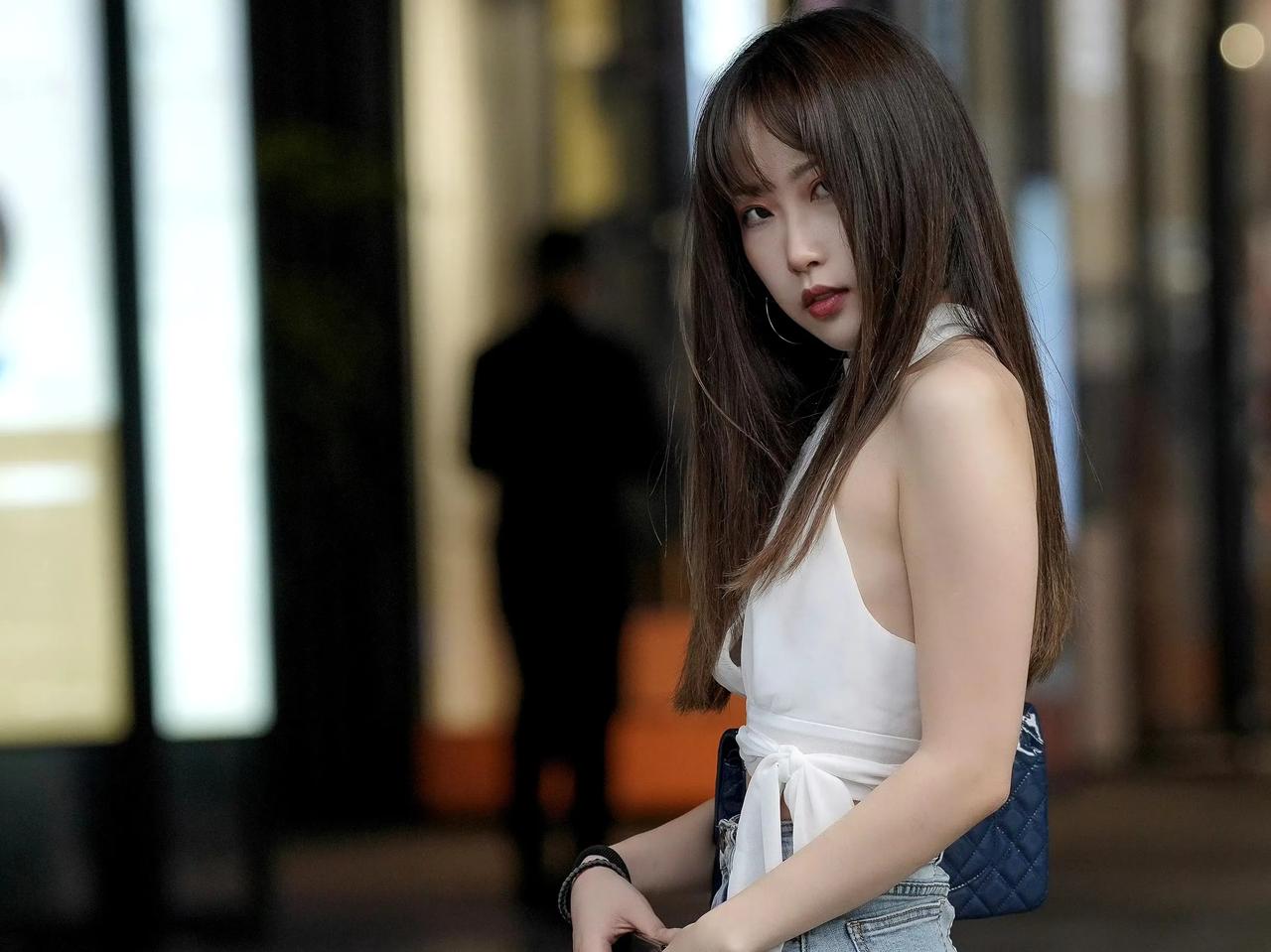 牛仔裙，大长腿，尽显完美。身材分享时尚潮流街拍 包臀牛仔裙搭配 牛仔美腿 牛仔超