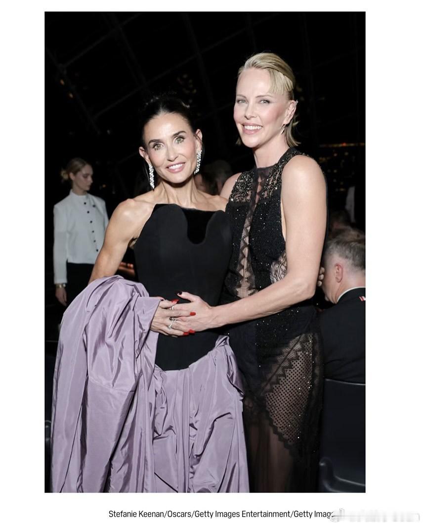 Charlize Theron查理兹塞隆周末出席奥斯卡博物馆晚会的各种合影，很摇