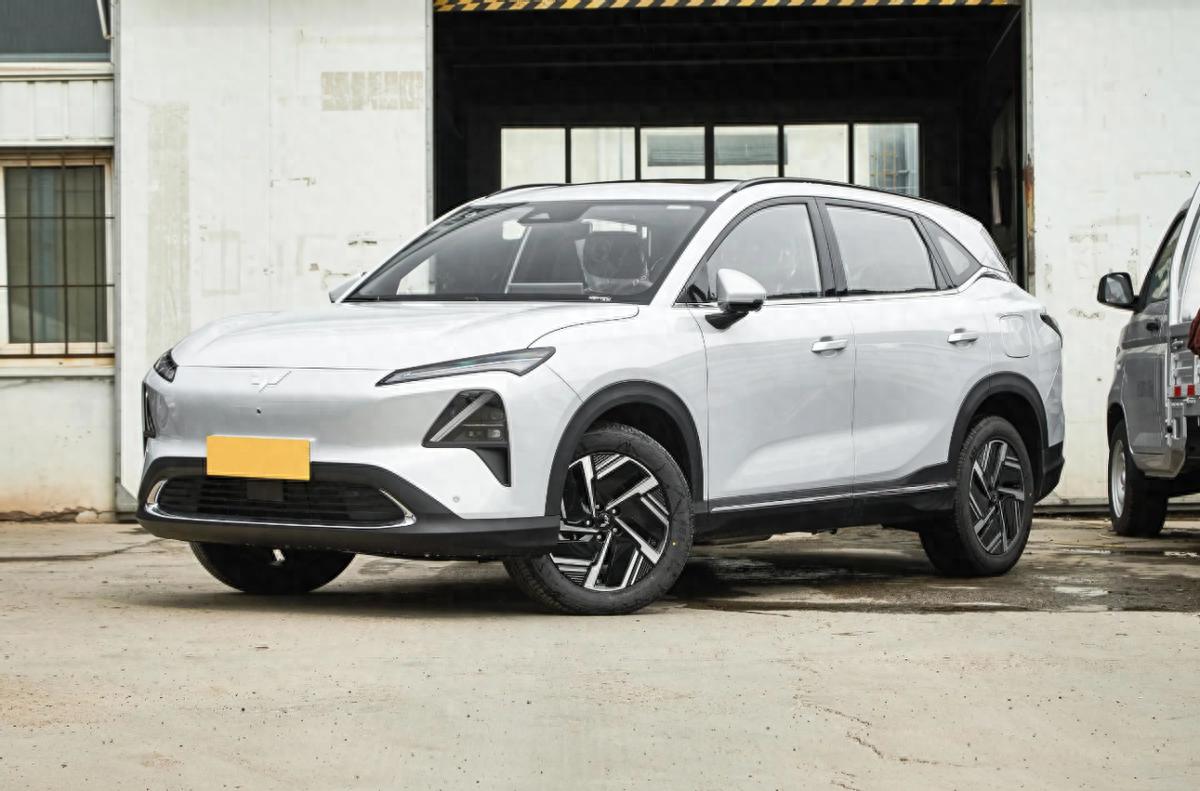 预算10-15万，想买纯电家用SUV，五菱星光S EV和银河E5该选谁？

关于