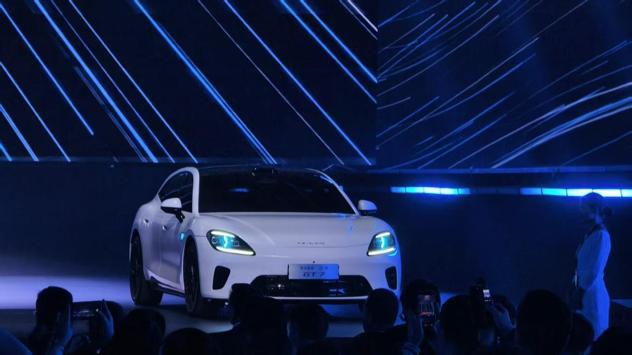 华为启境第一款新车！
猎装造型的启境GT7今日揭幕
车身好看是挺好看的，比例很合