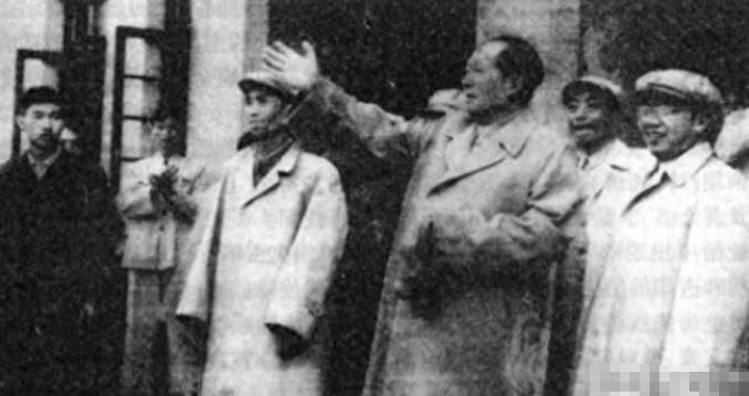 他破译了出长征路上860种敌军的密码，却在1962年的大会上没有 座位，毛主席得
