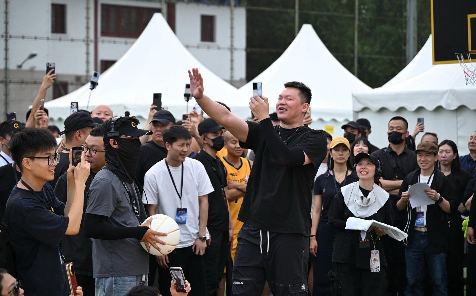 2026年6月14日，在高校篮球赛总决赛现场，CBA传奇射手朱芳雨在与大学生进行