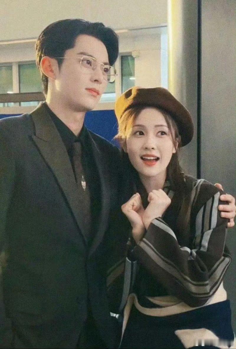 王鹤棣白鹿好权威的两张脸亲爱的客栈谁懂这俩人的同框杀伤力，一个帅气一个漂亮，权威