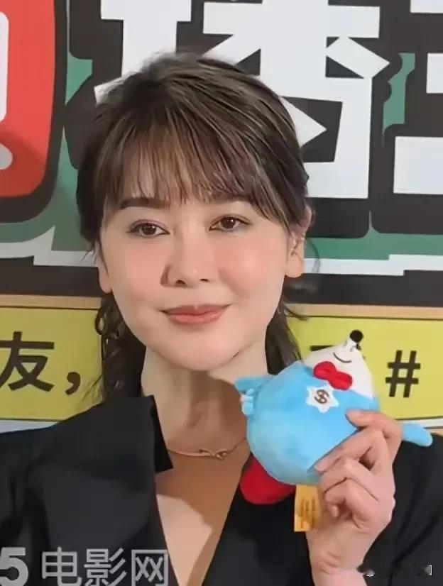 瞧瞧，这些四十多岁的女星们，
都悄无声息地大变样了。
47岁的左小青，变得认不出