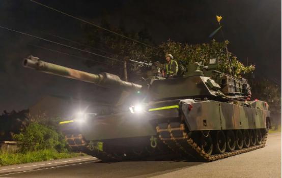 台军M1A2T坦克现身新竹街头，模拟“城市保卫战”
12月23日，台陆军第584