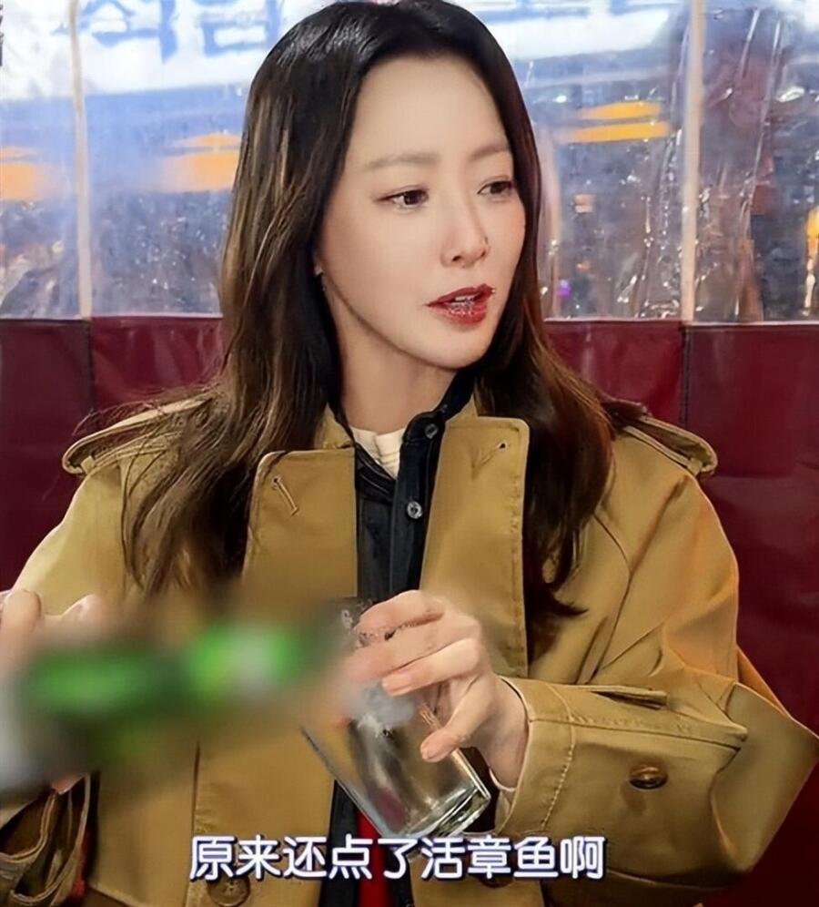 金喜善近照曝光！49岁看着像29岁，嫁韩国富二代18年，女儿已17岁 