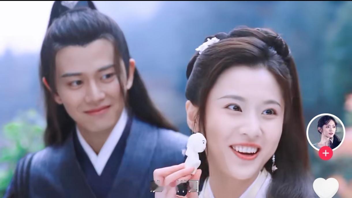 她拿着他捏的小面人笑着向陆大哥炫耀，他则略带得意的看着她笑，满眼宠溺！
阿岳和婳