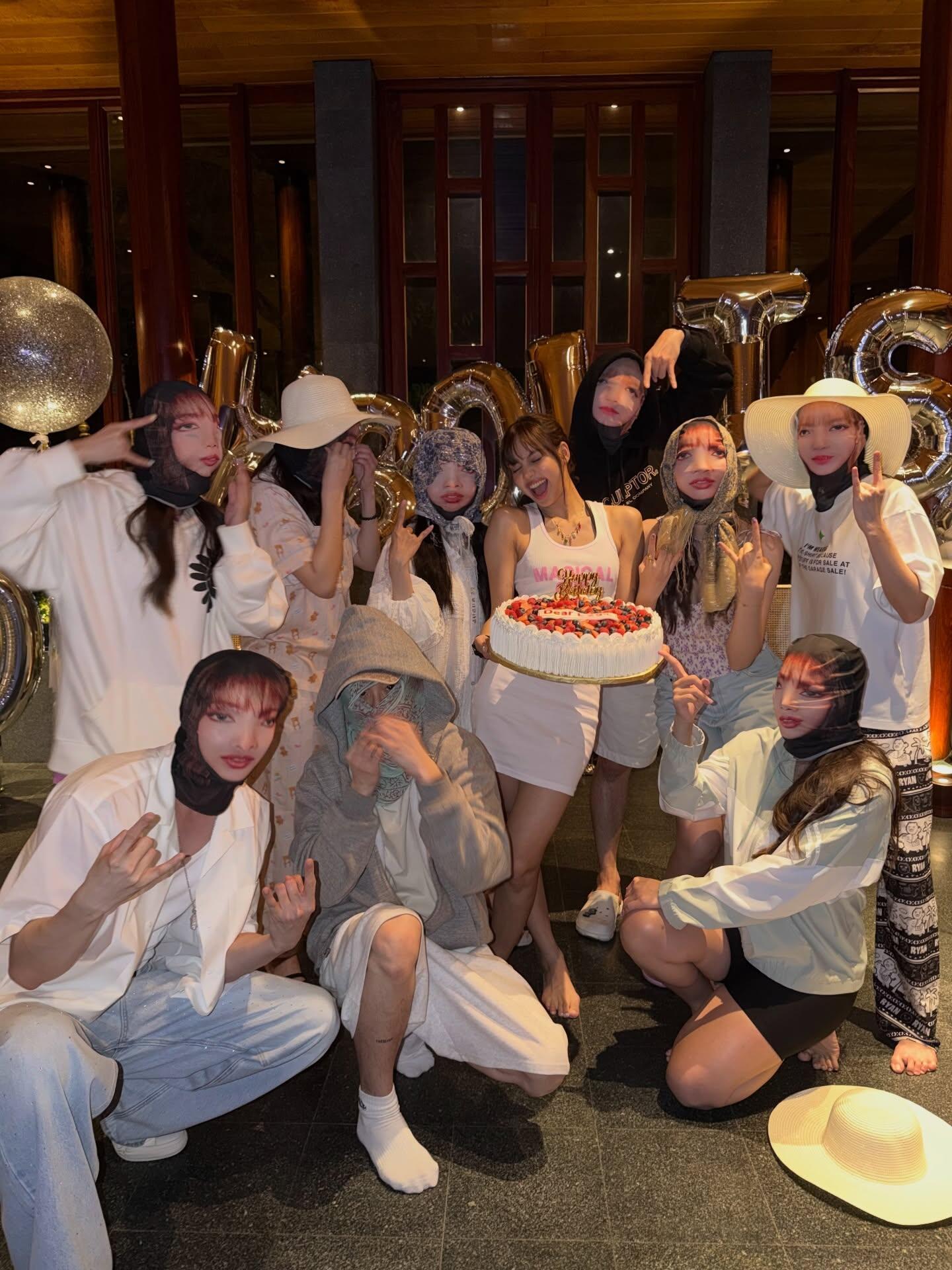 Lisa晒29岁生日照Lisa人鱼公主 Lisa更新29岁生日照 好美的人鱼公主