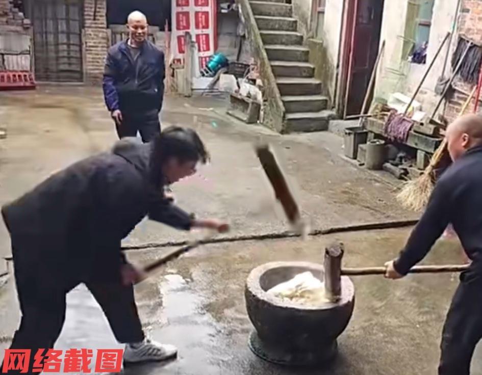 贵州有名放假回家的男大学生，到家后兴致勃勃要尝试打糍粑，毕竟觉得这也是过年的一种
