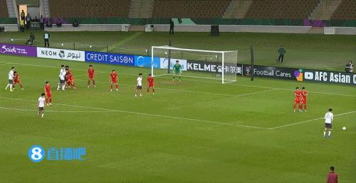 越南队心态彻底被国足打崩了，这样的比赛场面国足好久没出现了。王钰栋任意球阴差阳错