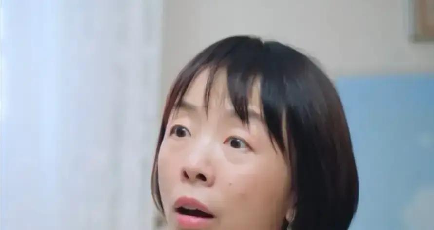 窦佳嫄 24 岁，她算了笔账：20 年前窦唯给的那 108 万，分到 18 岁，