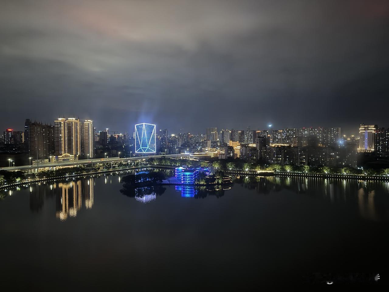 依据个人习惯，通常都会去点赞的网友，也给回个赞，有些不能打开；有时，似乎平台控制