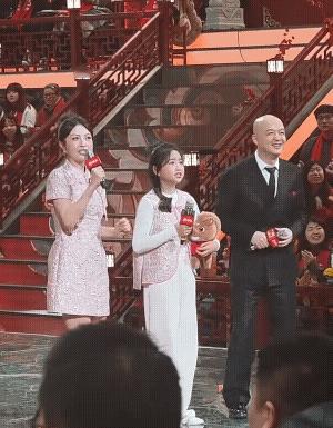 辽宁卫视春晚最尴尬的一幕出现了，包贝尔和包文婧作为职业演员，在春晚的舞台上完全没