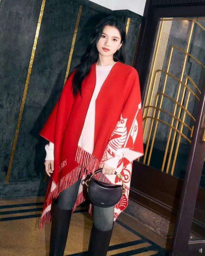 吴磊、张婧仪同品牌新春系列大片！！ 好有氛围感可以期待帅哥美女合作现偶嘛 