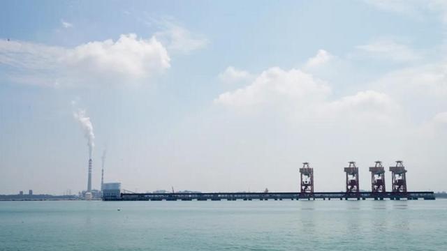 中国发现一个能停靠上百艘航母的深水港，位置太关键了！你敢信吗？在咱们国家的东南沿