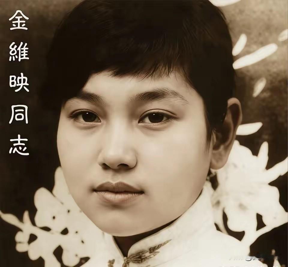 她是当年走完长征的30位女红军之一，镜头下的她留着利落短发，眉眼清亮坚毅，眼神里