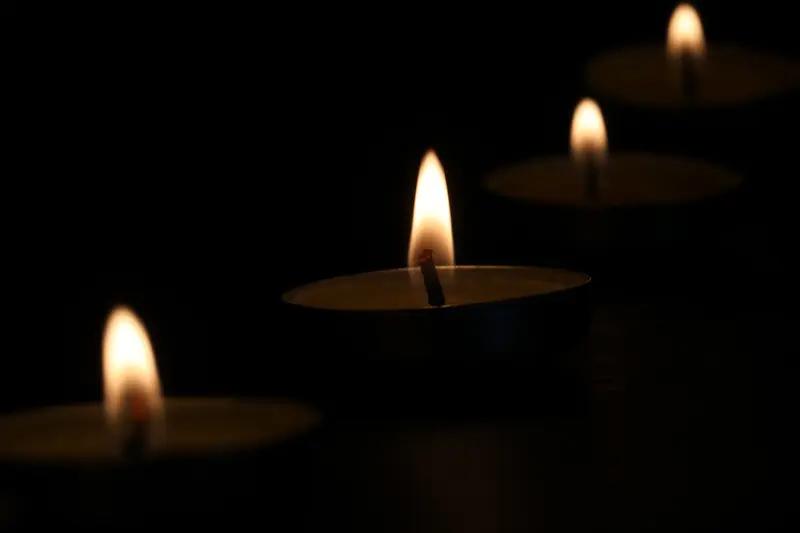 2025年11月27日凌晨，昆明洛羊镇火车站内，一列检测地震设备的试验列车与进入