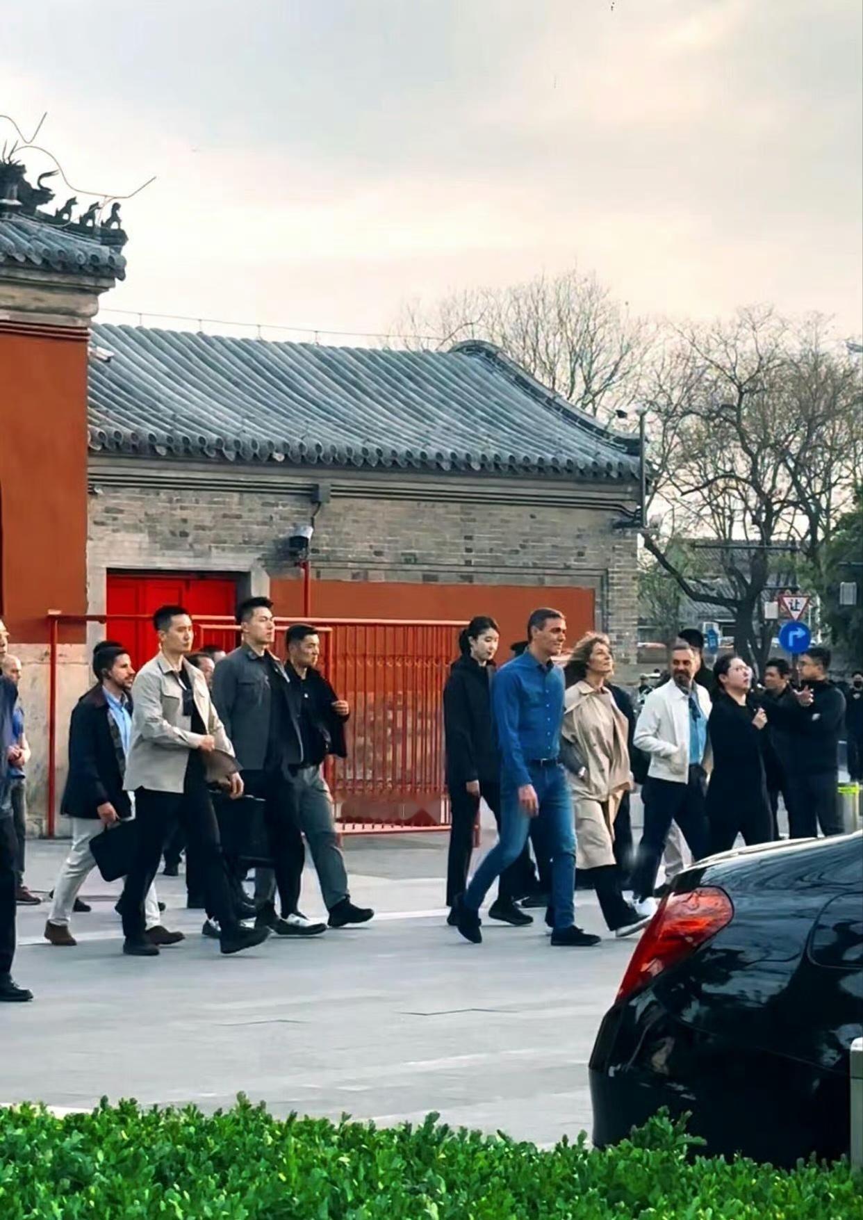 西班牙首相桑切斯在北京和夫人在私人行程中开启了非常低调且接地气胡同游， 完美融入