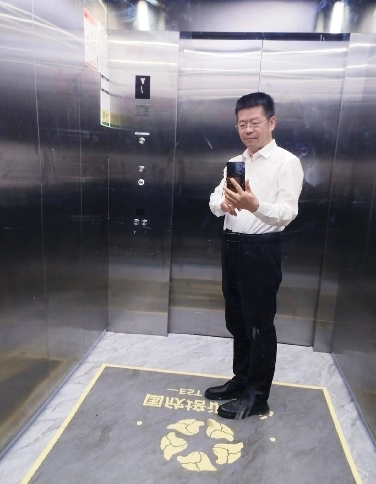 端午将至男子接单割路边野生艾草“笑不活了！”山东，男子接到湖南买家半夜下的一单野
