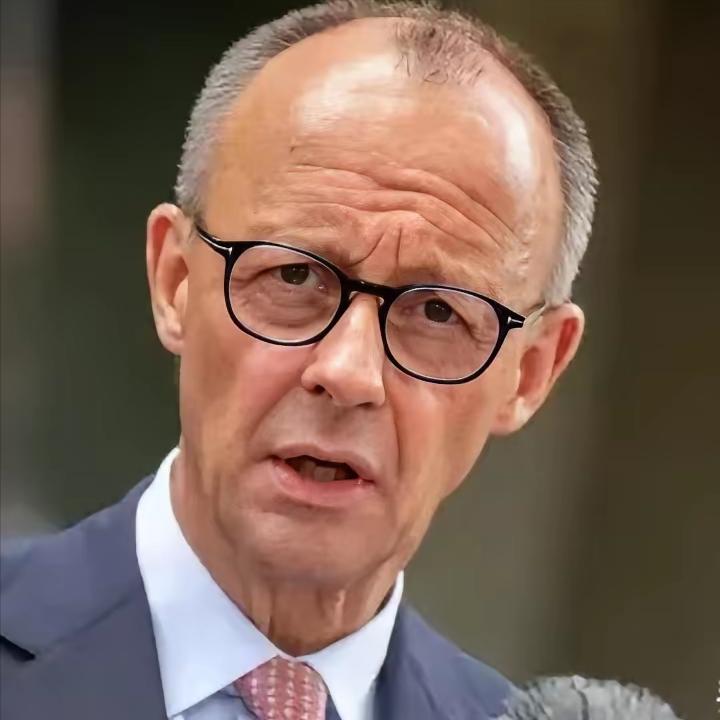 默茨强硬表态： 欧盟900亿援乌贷款必须立刻给！ 4月14日，德国总理默茨公开喊