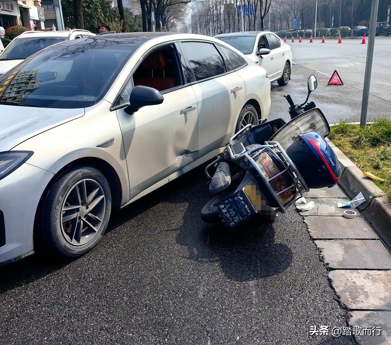 逆行的电动车和轿车撞在一起，谁的责任？