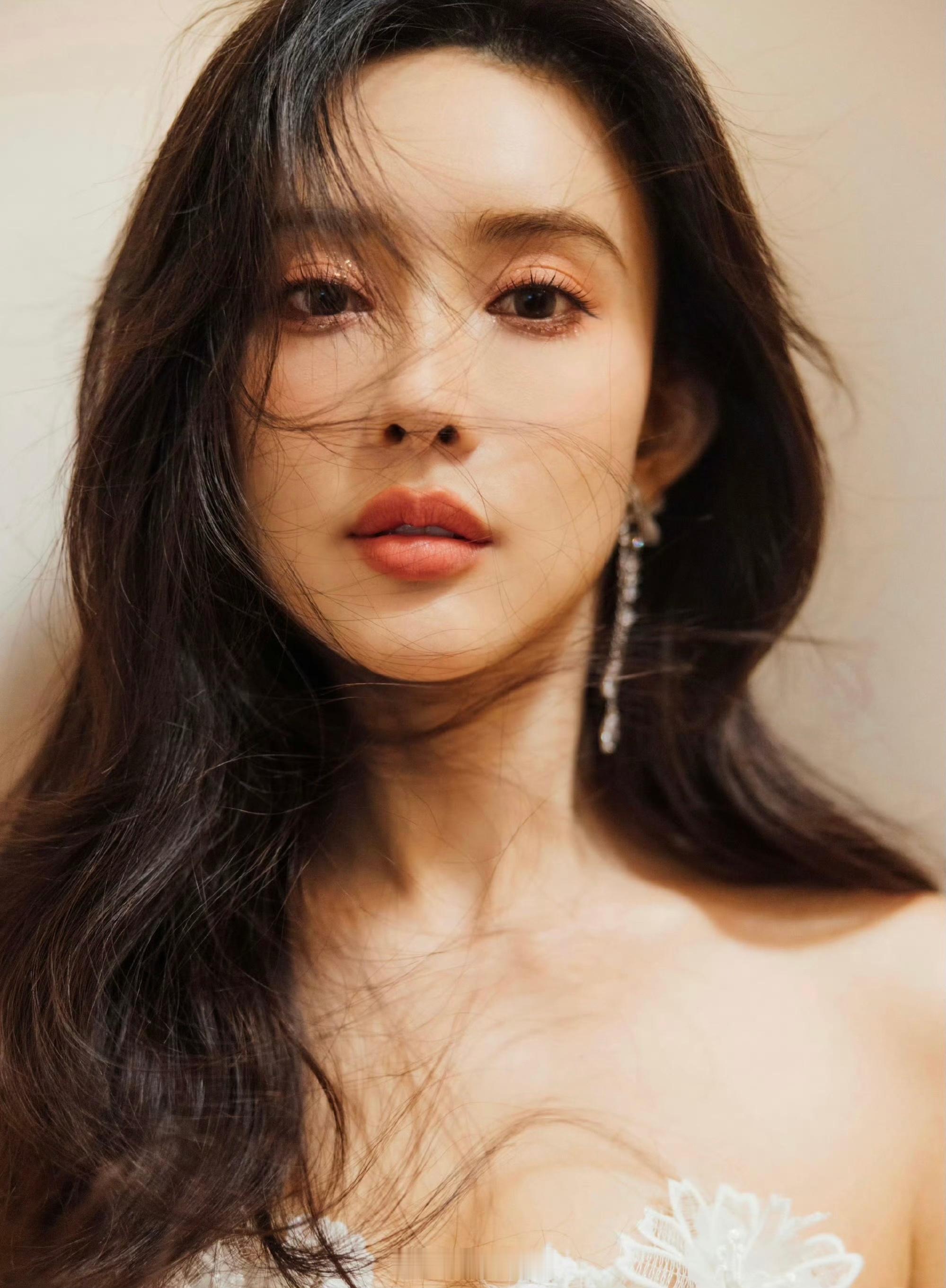 连那么古典明艳大美女迪丽热巴都不适合演将门毒后，孟子义也已经三十岁了，而且更现代