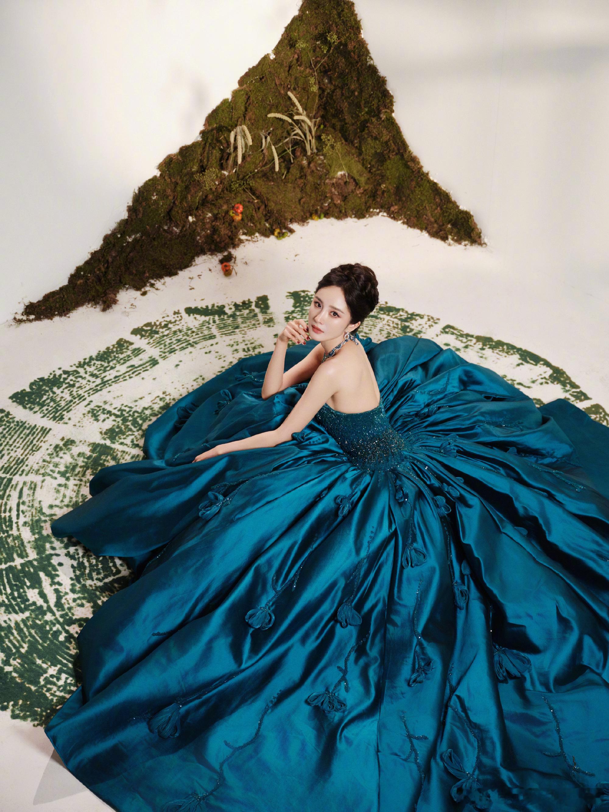 杨幂蓝裙盘发造型杨幂穿了会生长的裙  杨幂蓝裙盘发造型，杨幂穿了会生长的裙，是满