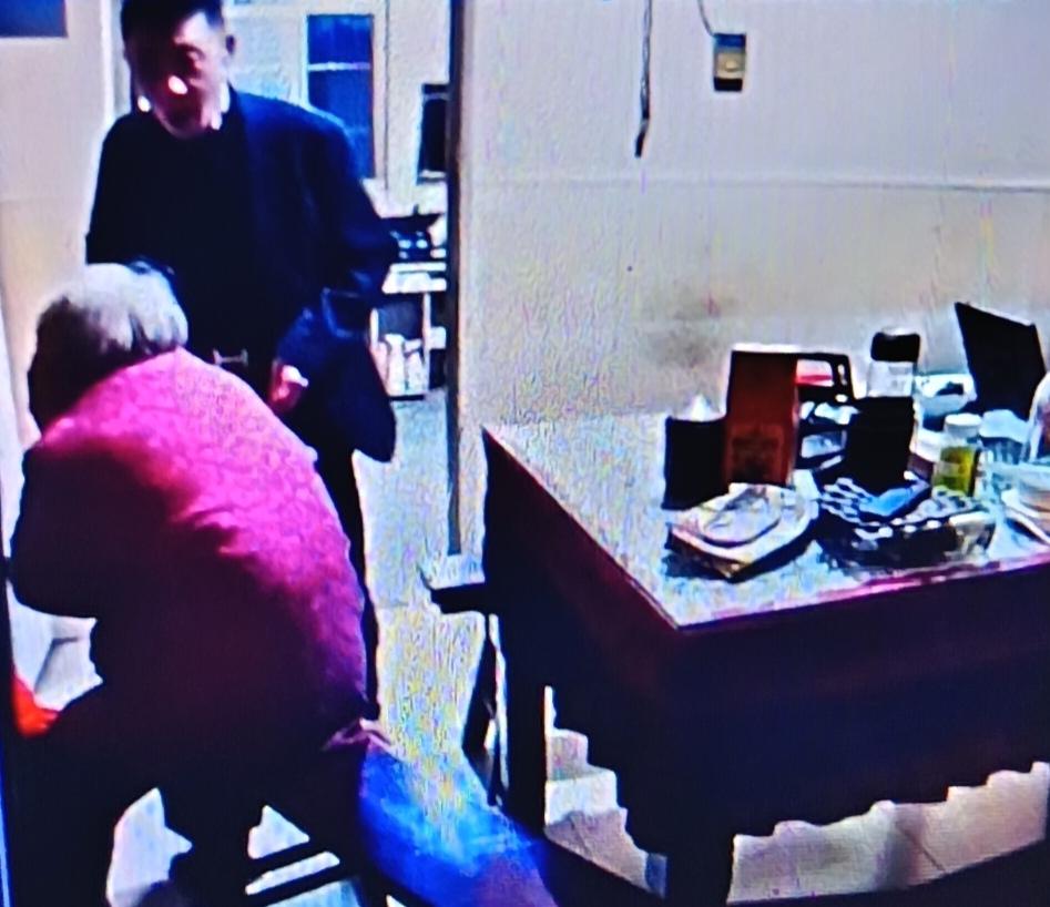 常州男子因琐事殴打九旬母亲，警方介入带走侦办，社区启动帮扶机制



近日，江苏