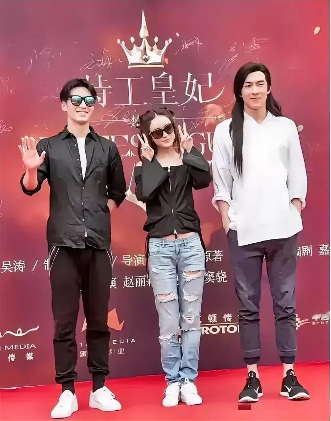对比窦骁和林更新，赵丽颖身高也就150，之前看着不矮呀！现在就像一个初中生，萌萌