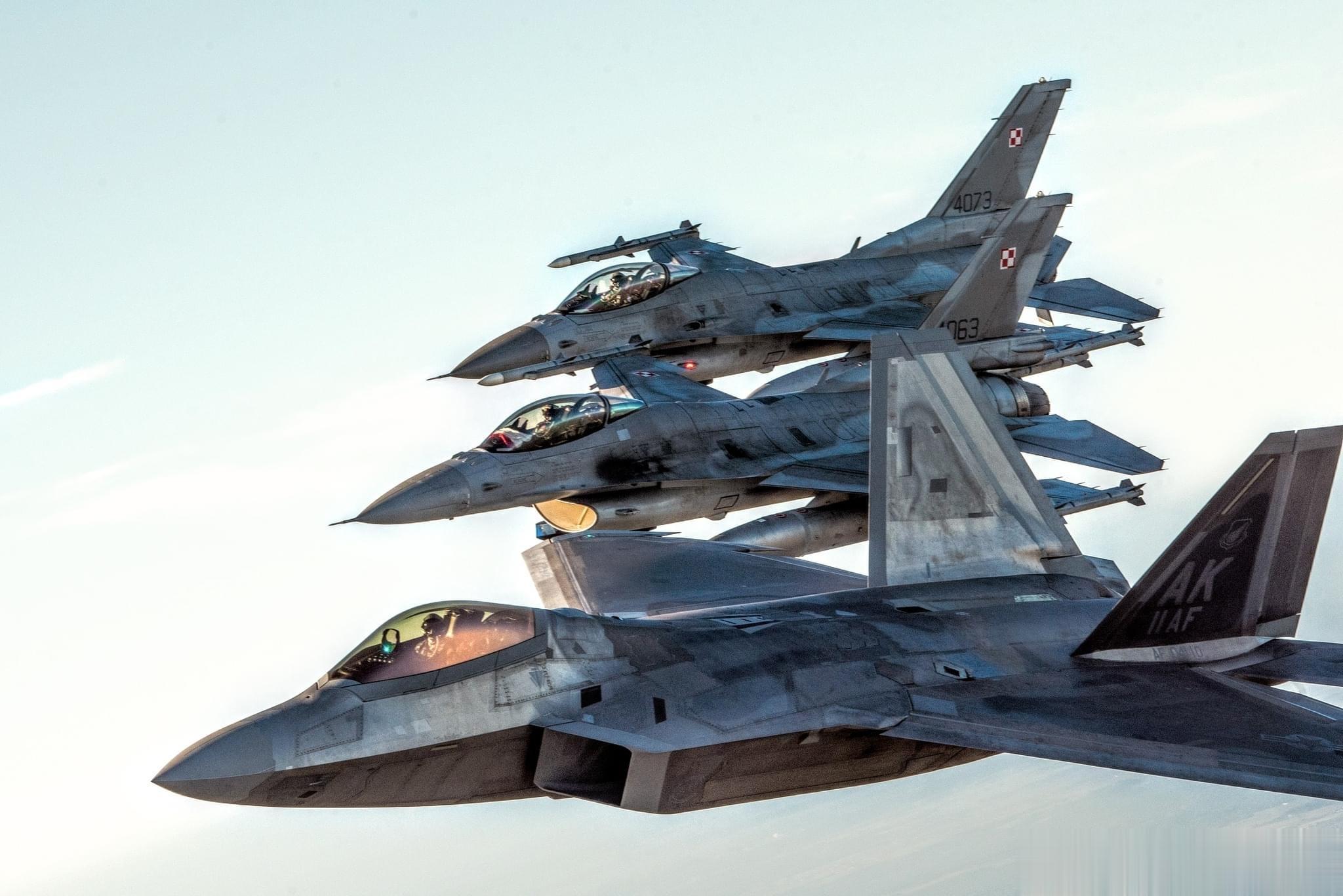 美军F22和波兰F16并肩演练。F16依然翱翔，F22都快退了[允悲]#武器装备