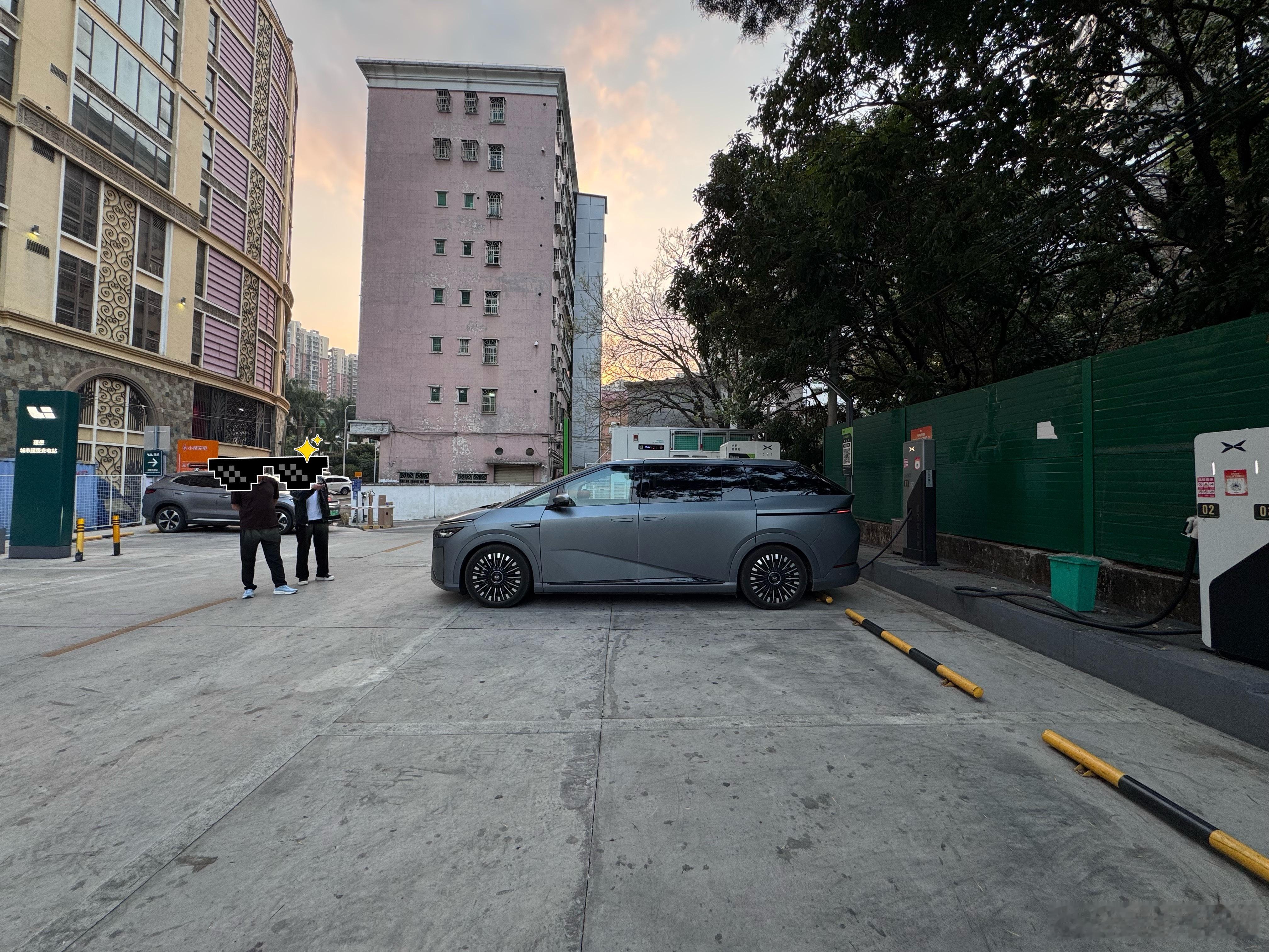 下午健身完又去充了下电，虽然是1.6块一度电但没办法明天回深圳了必须要充。有意思