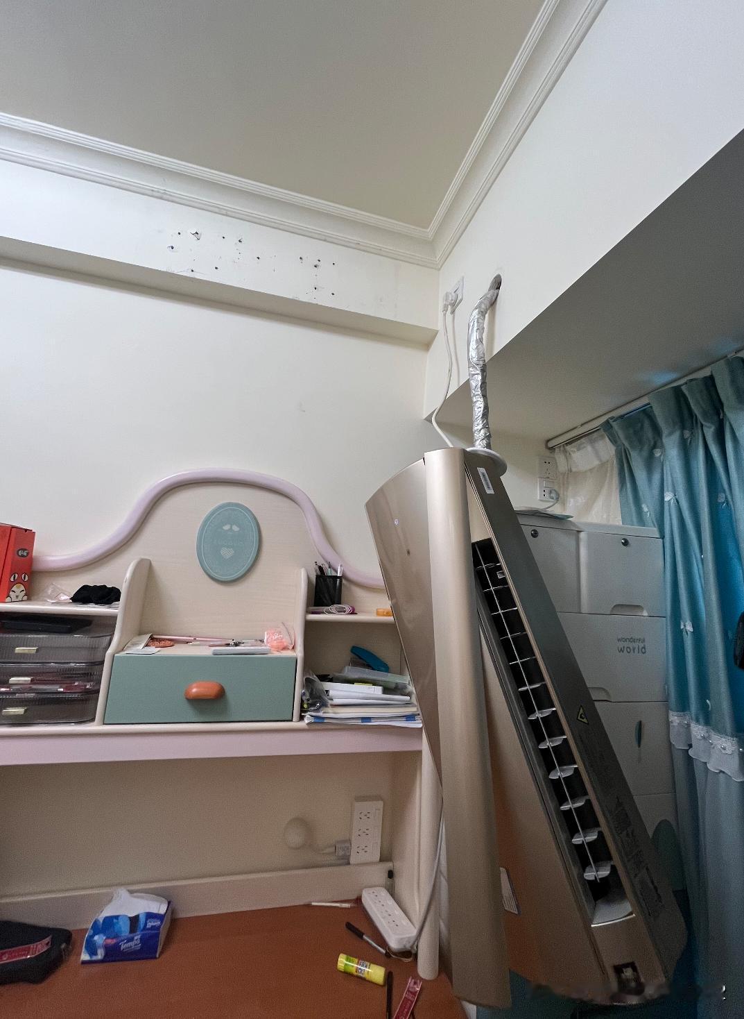 今天中秋节，“嘭”的一声巨响，家里空调突然从墙上脱挂掉下来，直接砸到孩子学习桌区
