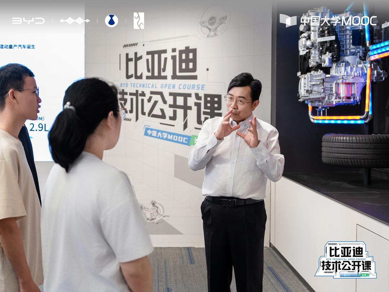开学啦！清华大学帅石金教授
走进比亚迪赛车场 授课
打造新能源汽车技术“行走的课