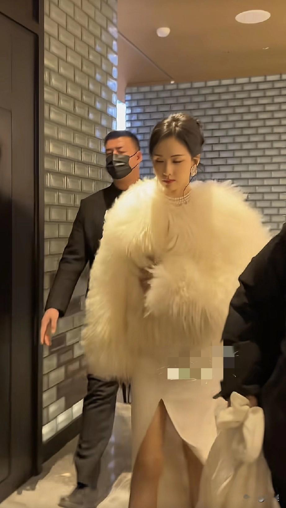 陈都灵白裙搭配毛茸茸外套