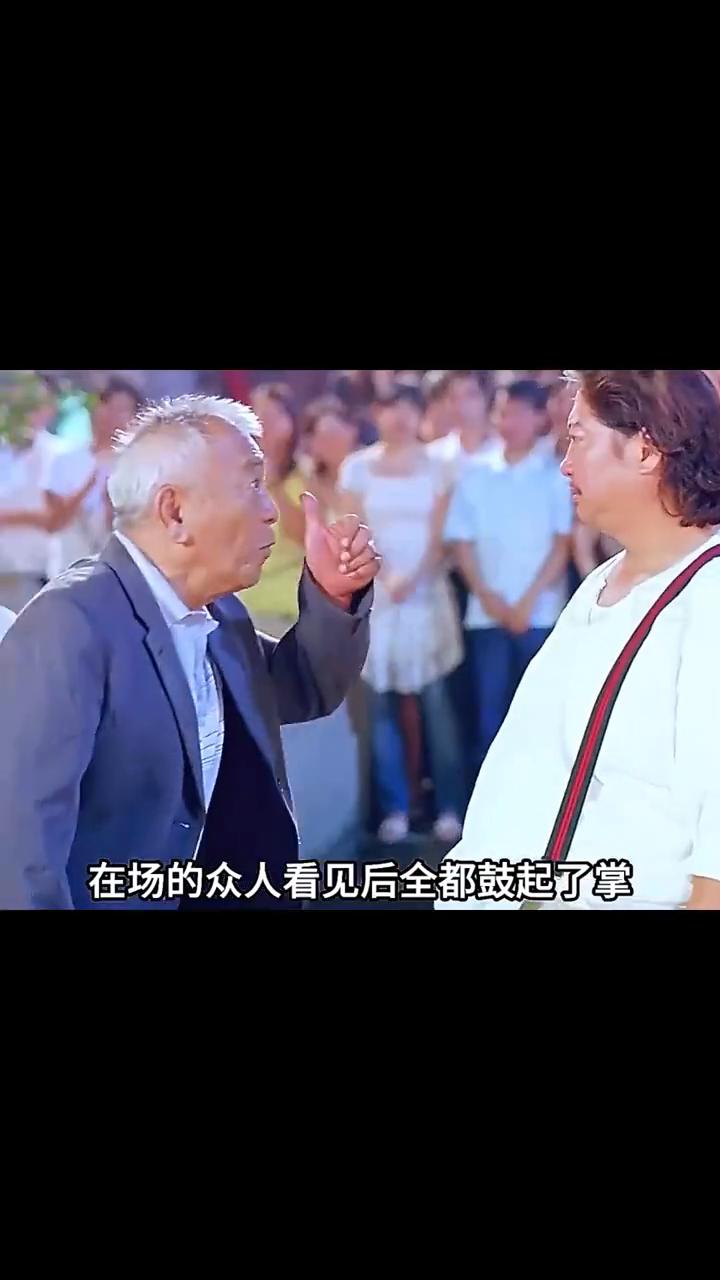 这是一把顶级菜刀。男人拿起菜刀劈向一旁的二师兄，锋利的刀身在猪肉体内畅通无阻。接