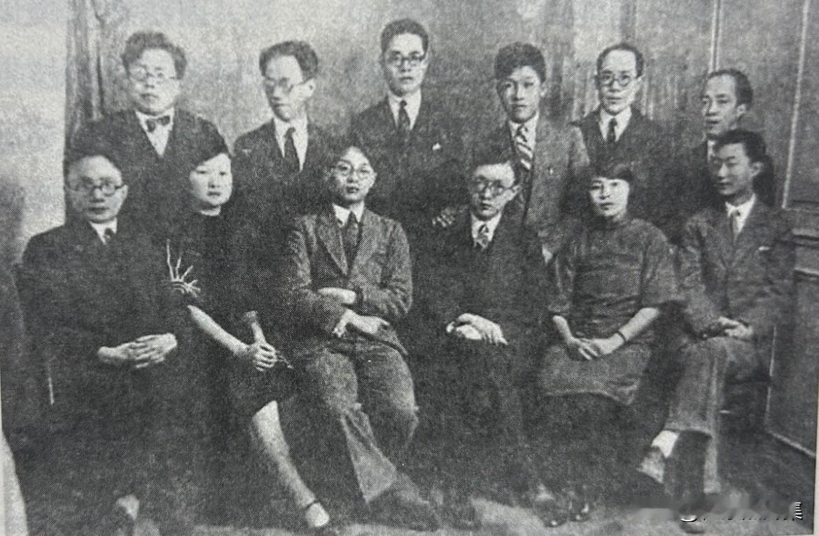 1928 年12月，立达学园旅欧师生在巴黎合影，前排左一为朱光潜，左二为奚今吾。
