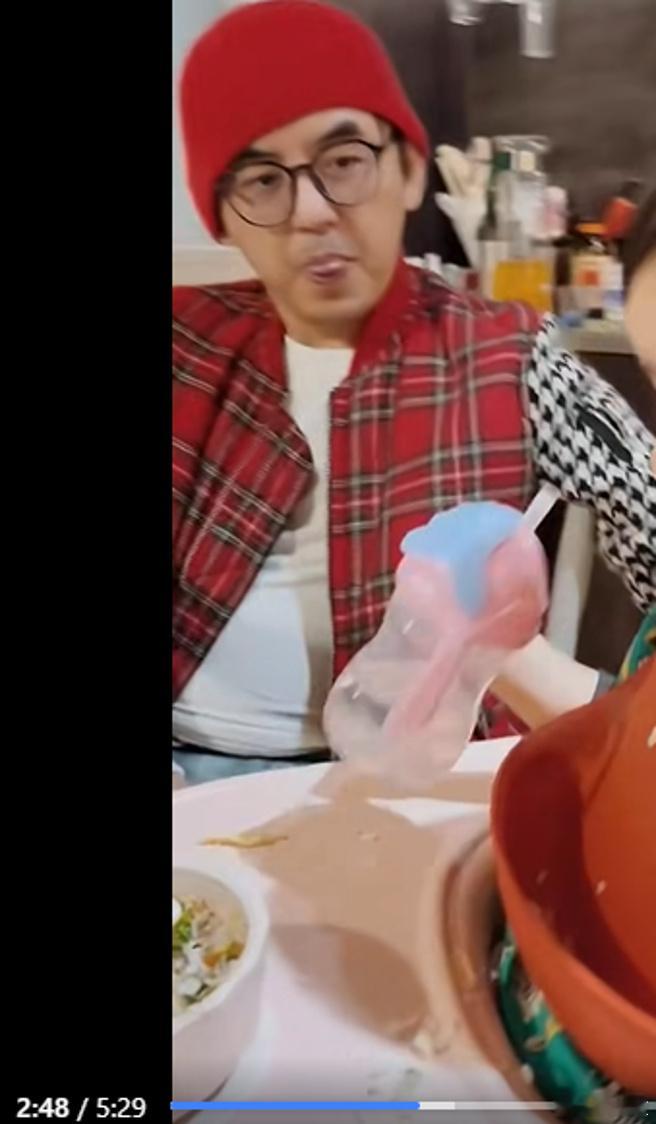 #黄子佼风波后首次露脸# 据台媒，黄子佼在最新视频中，一家人孟耿如家吃年夜饭，孟