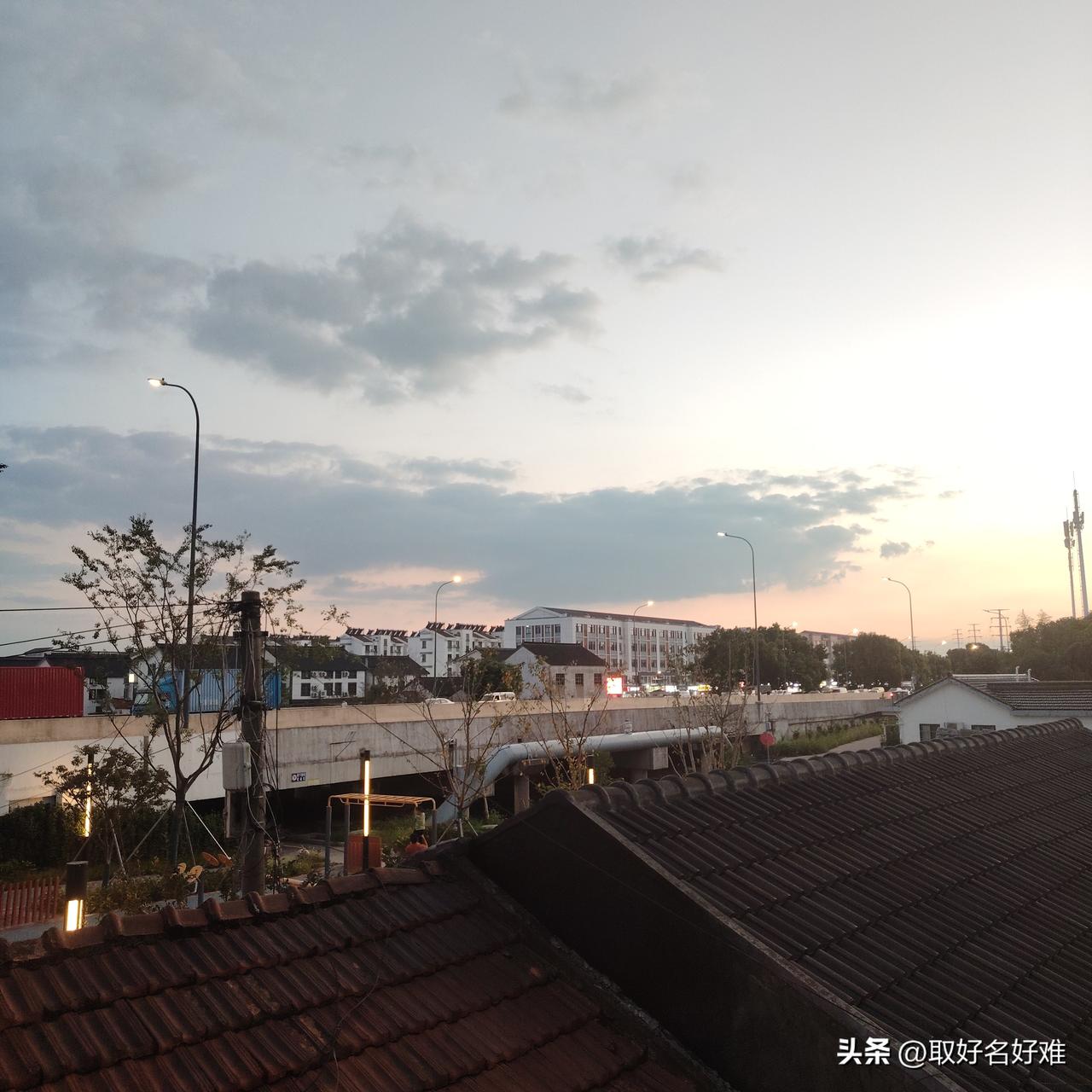 不记得多久没有抬头看看天空了，这几天朋友圈一直在传随手拍拍天空，忍不住也拍了几张