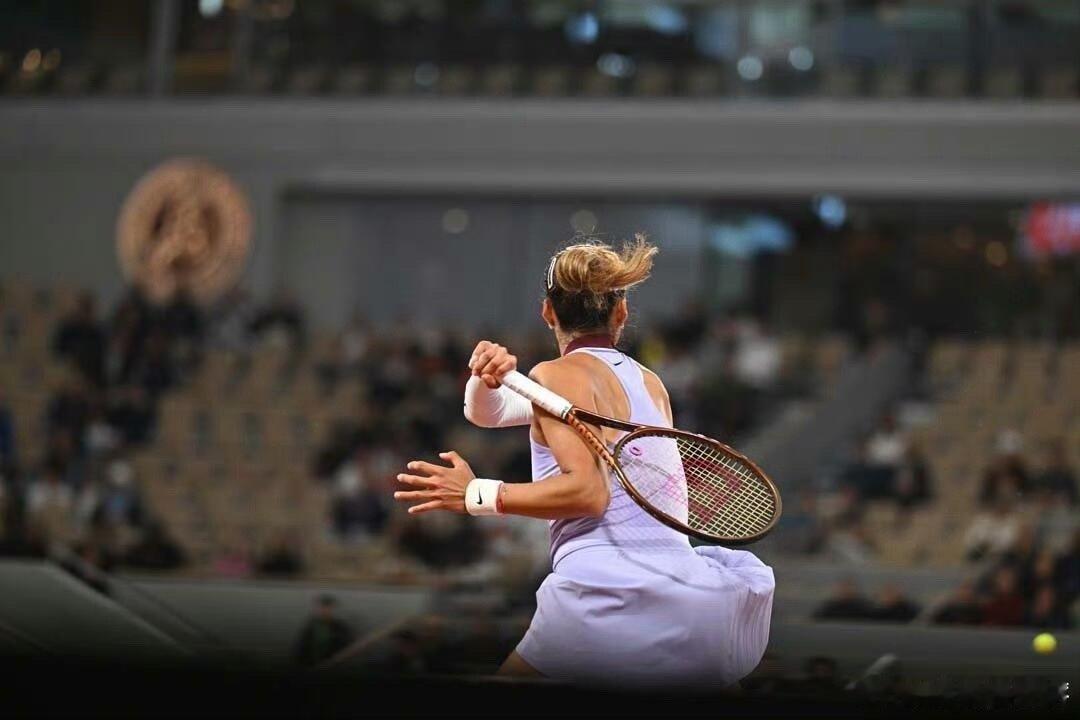 郑钦文碰杯跨本命年 2026跨年和郑钦文隔空碰杯🥂她赛场突破让事业粉骄傲到尖叫