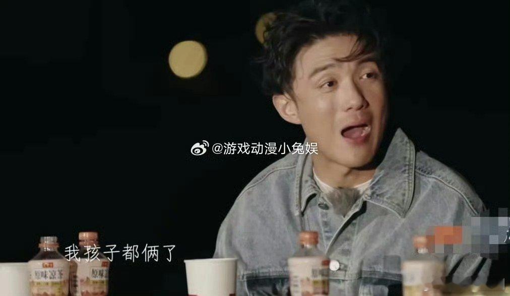 #李泽锋结婚了# 李泽锋在节目中被问结婚了吗？李泽锋淡定回答道：“我孩子都俩了，