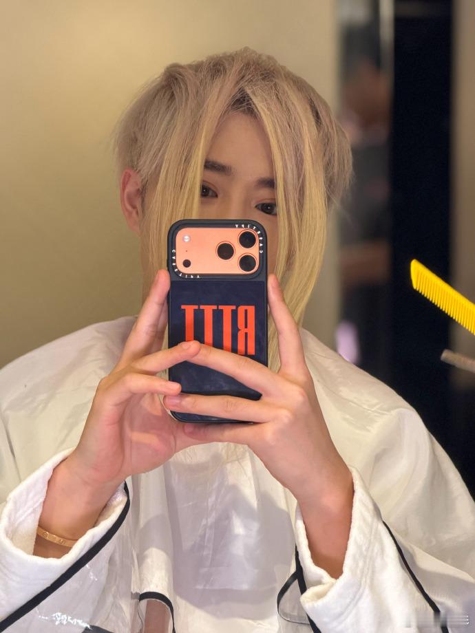 鹭卓发型征集 鹭卓发型征集，不过也好想知道这一次自拍的是什么发型呀，感觉有点奇怪